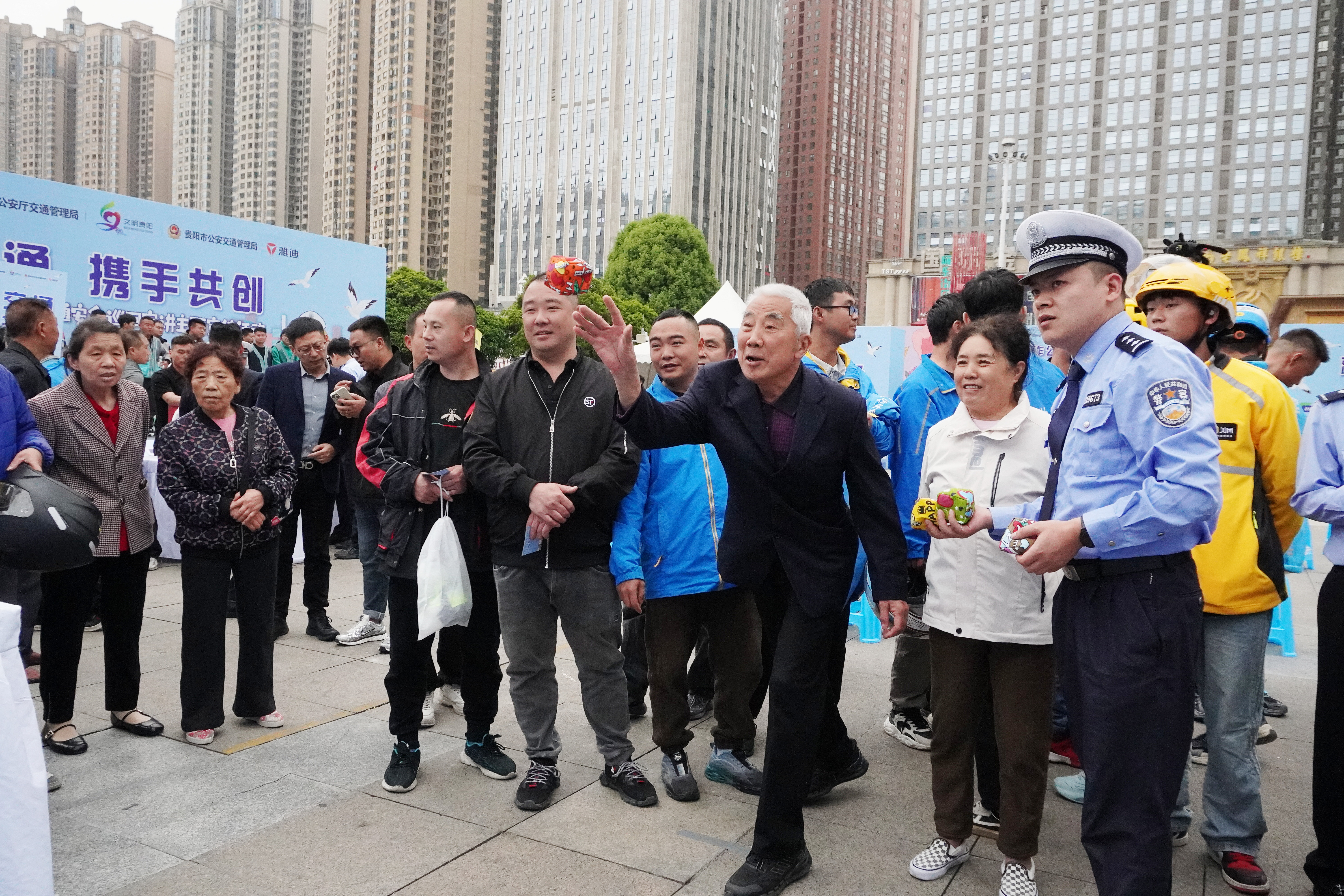 “違法消消樂”游戲區(qū)，市民用沙包擲倒交通違法行為三角牌學(xué)習(xí)交規(guī).JPG