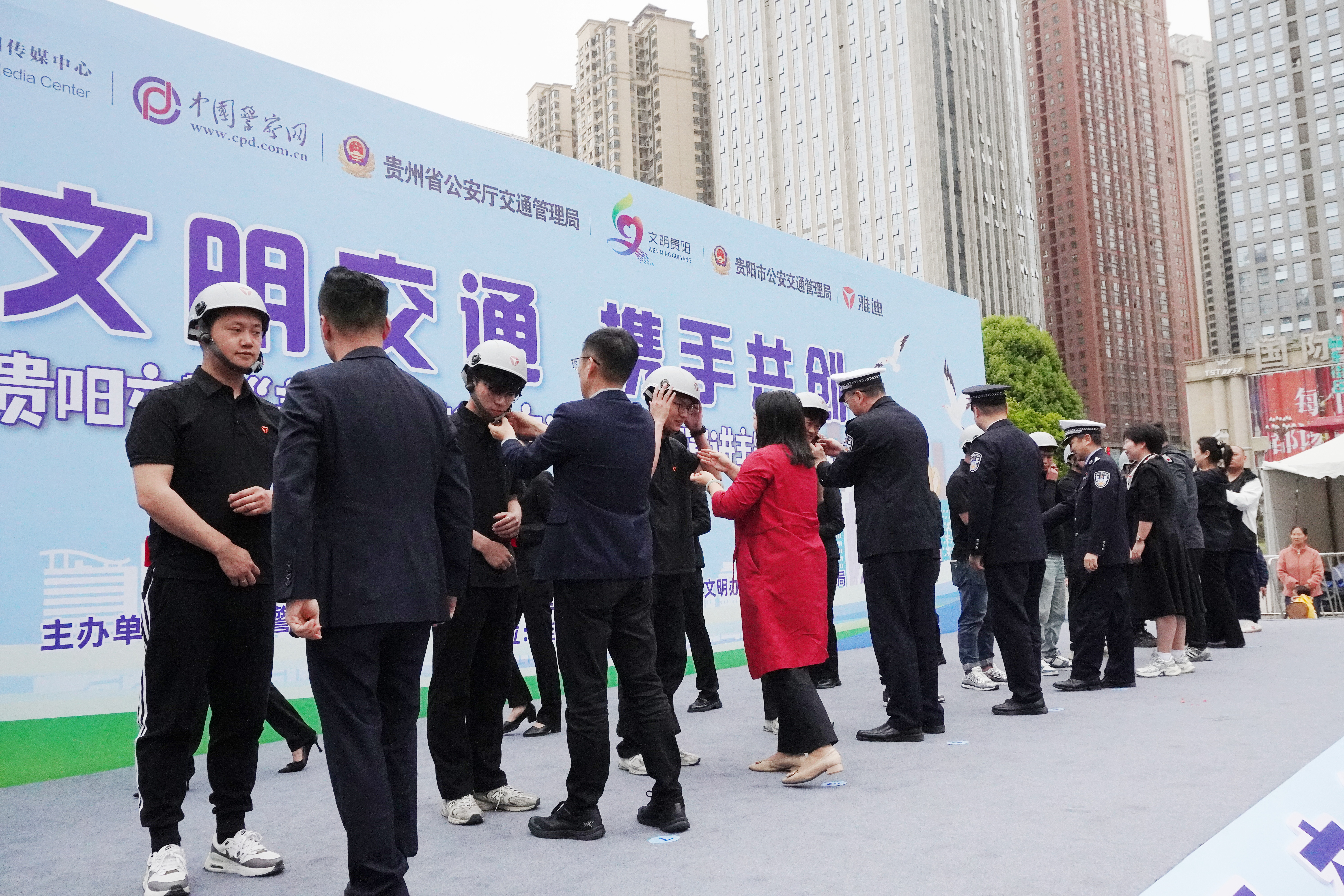 為安全騎行志愿者佩戴頭盔.JPG