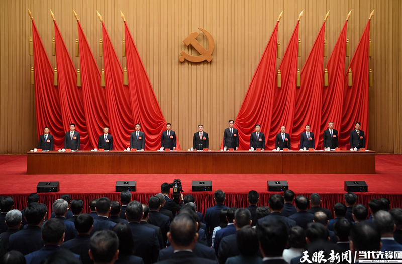 （審定）WEN_9493-----2025年4月29日，中國(guó)共產(chǎn)黨貴州省第十三屆委員會(huì)第七次全體會(huì)議在貴陽(yáng)召開(kāi)。全體起立高唱《國(guó)際歌》。貴州日?qǐng)?bào)天眼新聞?dòng)浾?聞雙 攝影.JPG