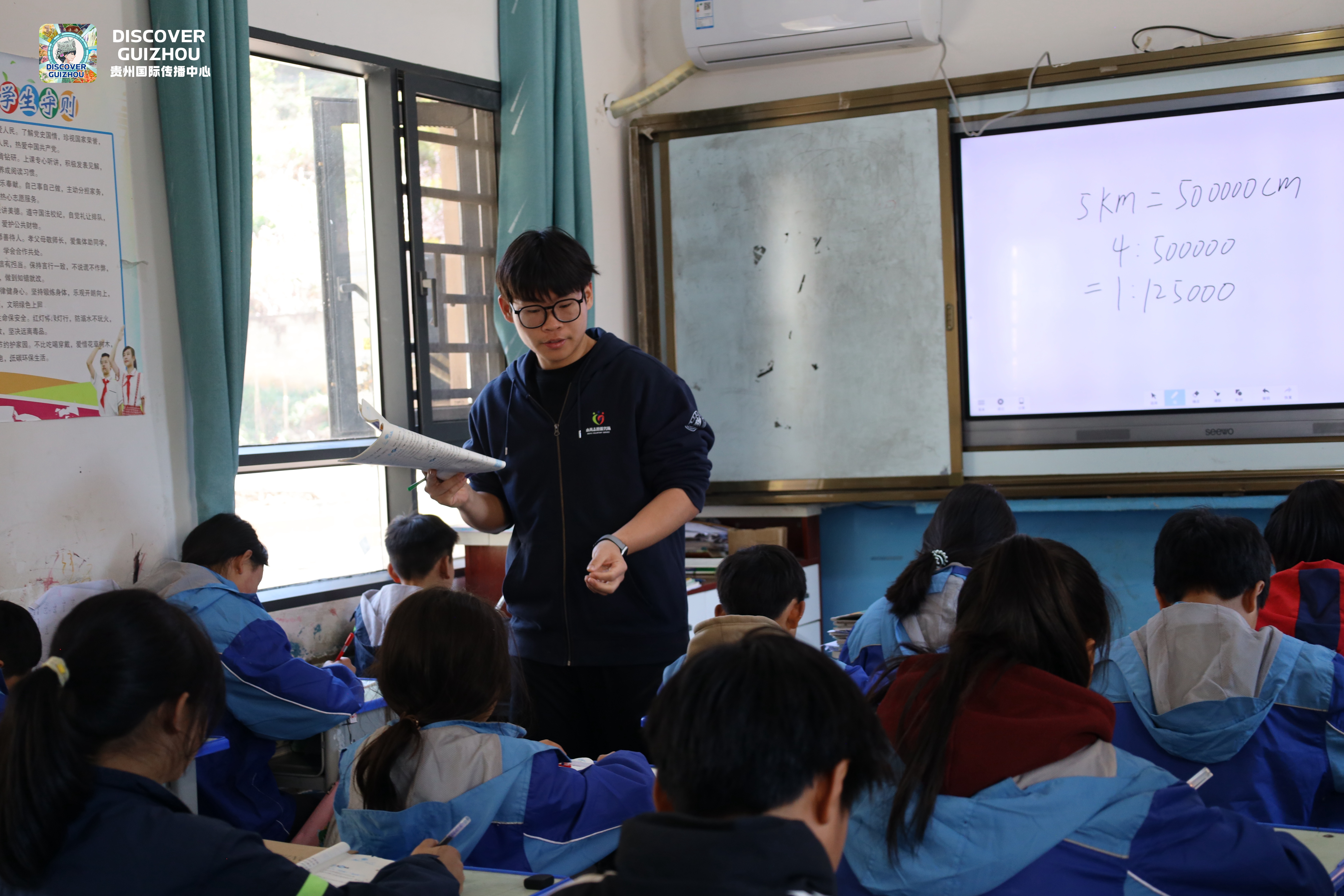 支教老師李歡上數(shù)學(xué)課 王旗攝.JPG