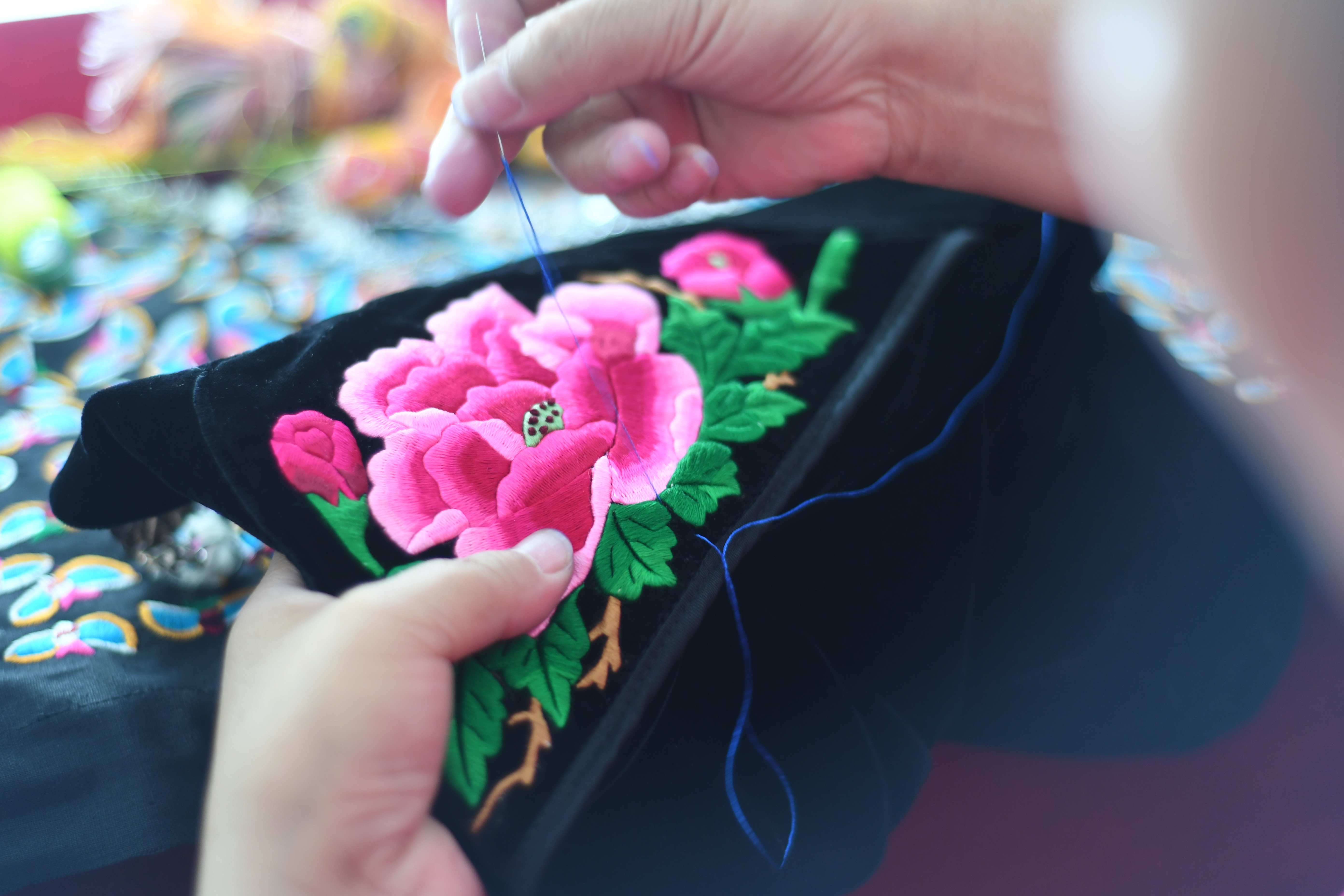 雷山縣苗族繡娘在刺繡。蔡興文攝.JPG