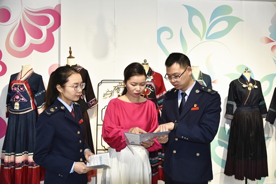 晴隆縣稅務(wù)局干部深入走訪貴州布依垚文化發(fā)展有限責(zé)任公司，宣傳講解“銀稅互動”政策。（楊書琪 攝）.JPG