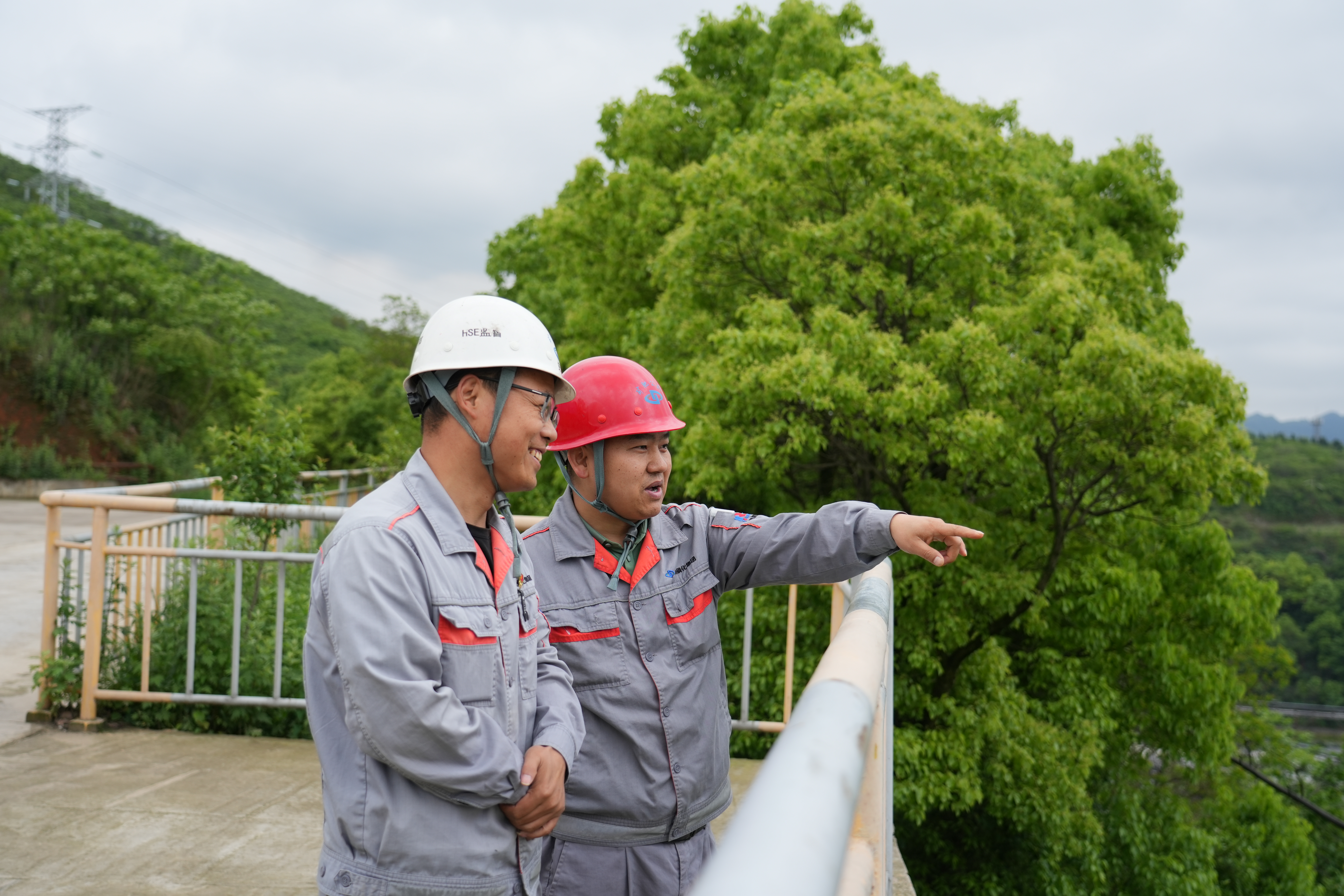 3出生并工作在龍井灣這片山野的喻明珠，見證了一曲生態(tài)與工業(yè)的和解之歌。.JPG