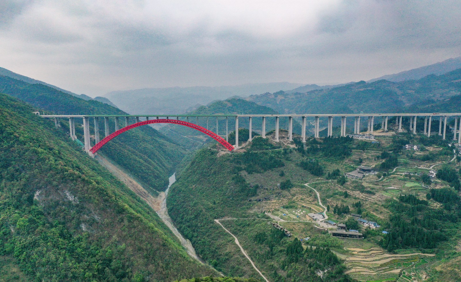 這是4月12日在貴州省遵義市拍攝的大發(fā)渠特大橋（無人機全景照片DJI_0369.JPG