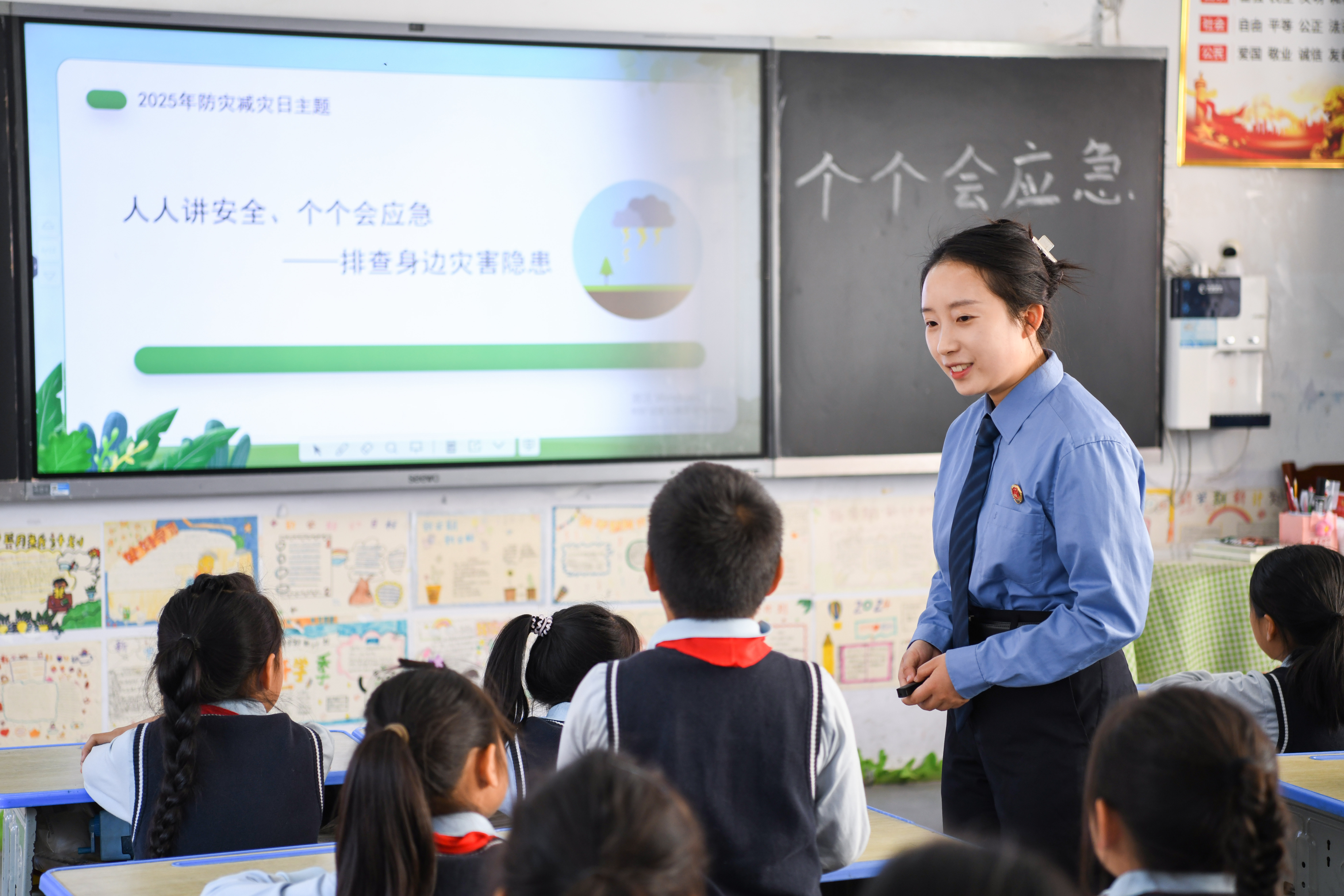874200-2025年5月12日，貴州省黔東南苗族侗族自治州黃平縣人民檢察院干警在新州鎮(zhèn)中心小學(xué)給學(xué)生普及防災(zāi)減災(zāi)知識(shí)。.JPG