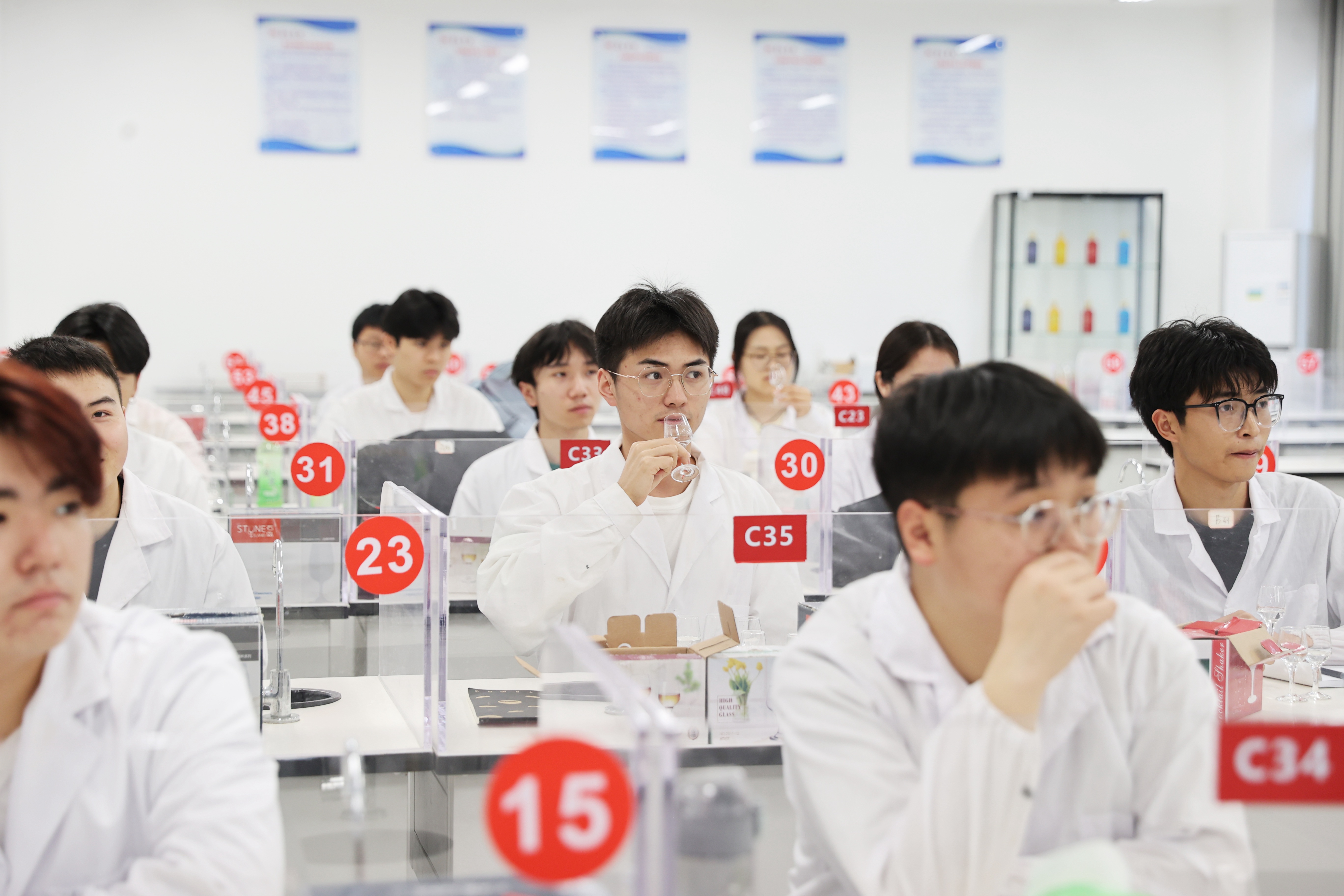 A77I7882茅臺學(xué)院釀酒工程系學(xué)生在白酒風(fēng)味與品評課程上專注品酒。張凱 攝.JPG