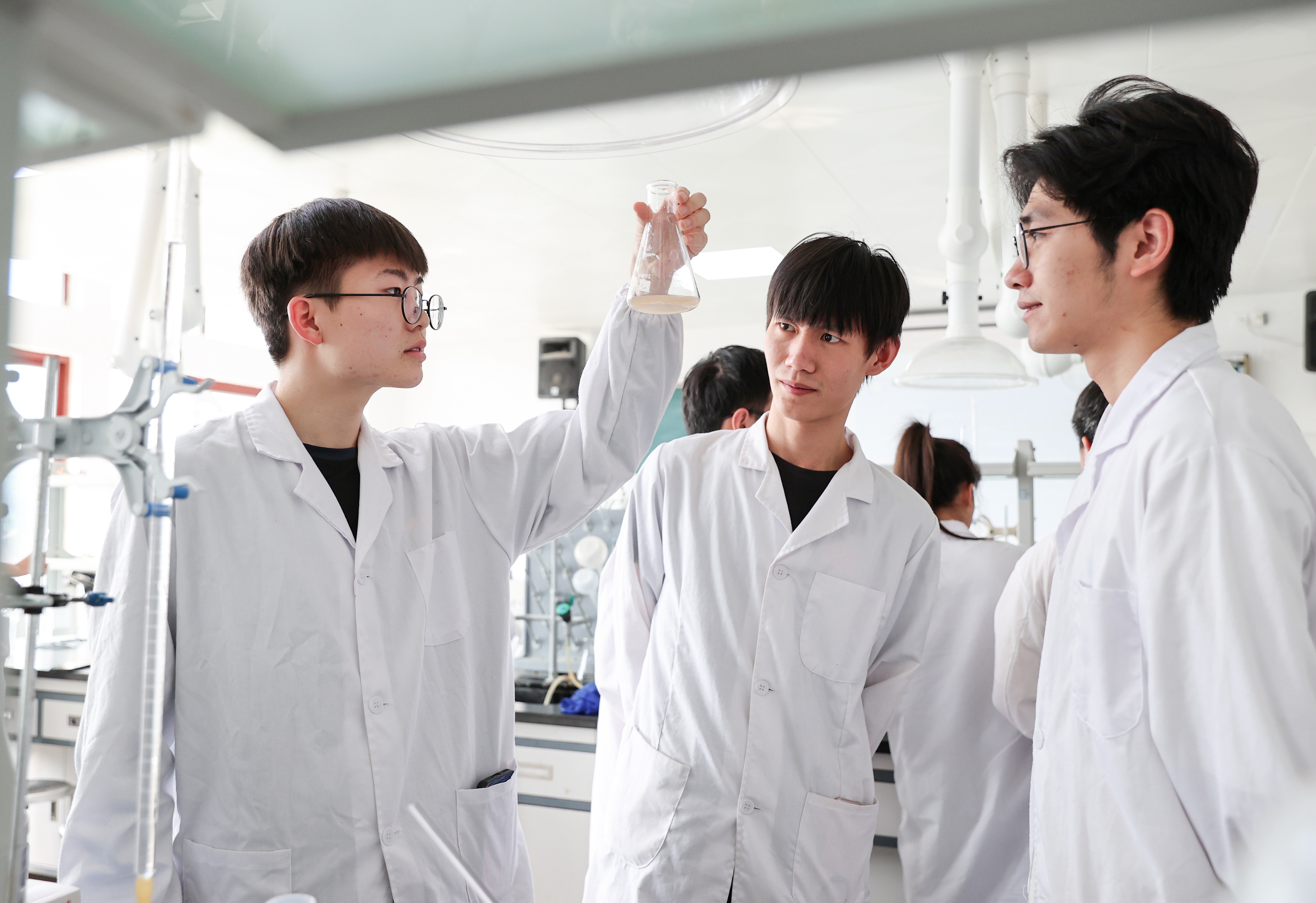 A77I7769茅臺學(xué)院釀酒工程系學(xué)生在進(jìn)行微生物學(xué)實(shí)驗(yàn)。張凱 攝.JPG