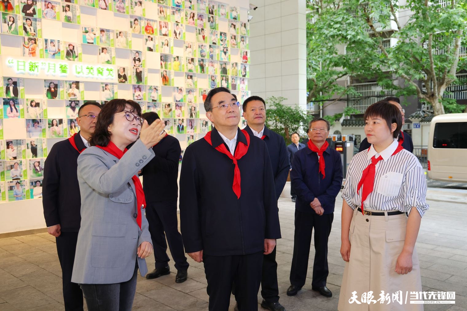 DPCL7059-1 ----2025年5月29日，省委書記徐麟到貴陽市調(diào)研少年兒童教育教學(xué)和少先隊(duì)工作。圖為徐麟在貴陽市第二實(shí)驗(yàn)小學(xué)聽取學(xué)校建設(shè)發(fā)展、教育教學(xué)和少先隊(duì)工作等情況匯報(bào)。貴州日報(bào)天眼新聞?dòng)浾?杜朋城 攝影.JPG