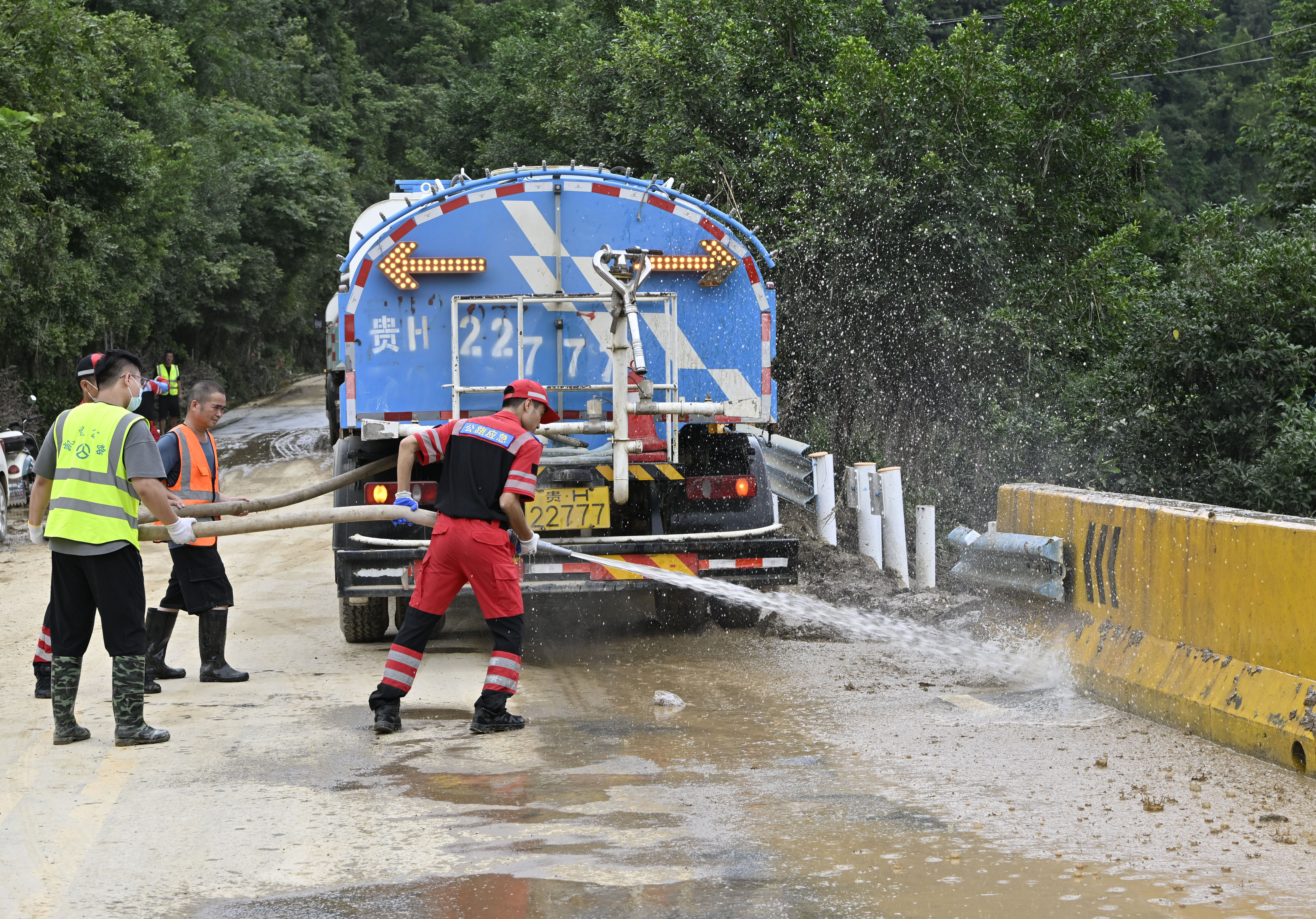 凱里公路管理局應(yīng)急突擊隊(duì)在國道321線清理路面淤泥（陳沛亮 攝）.JPG
