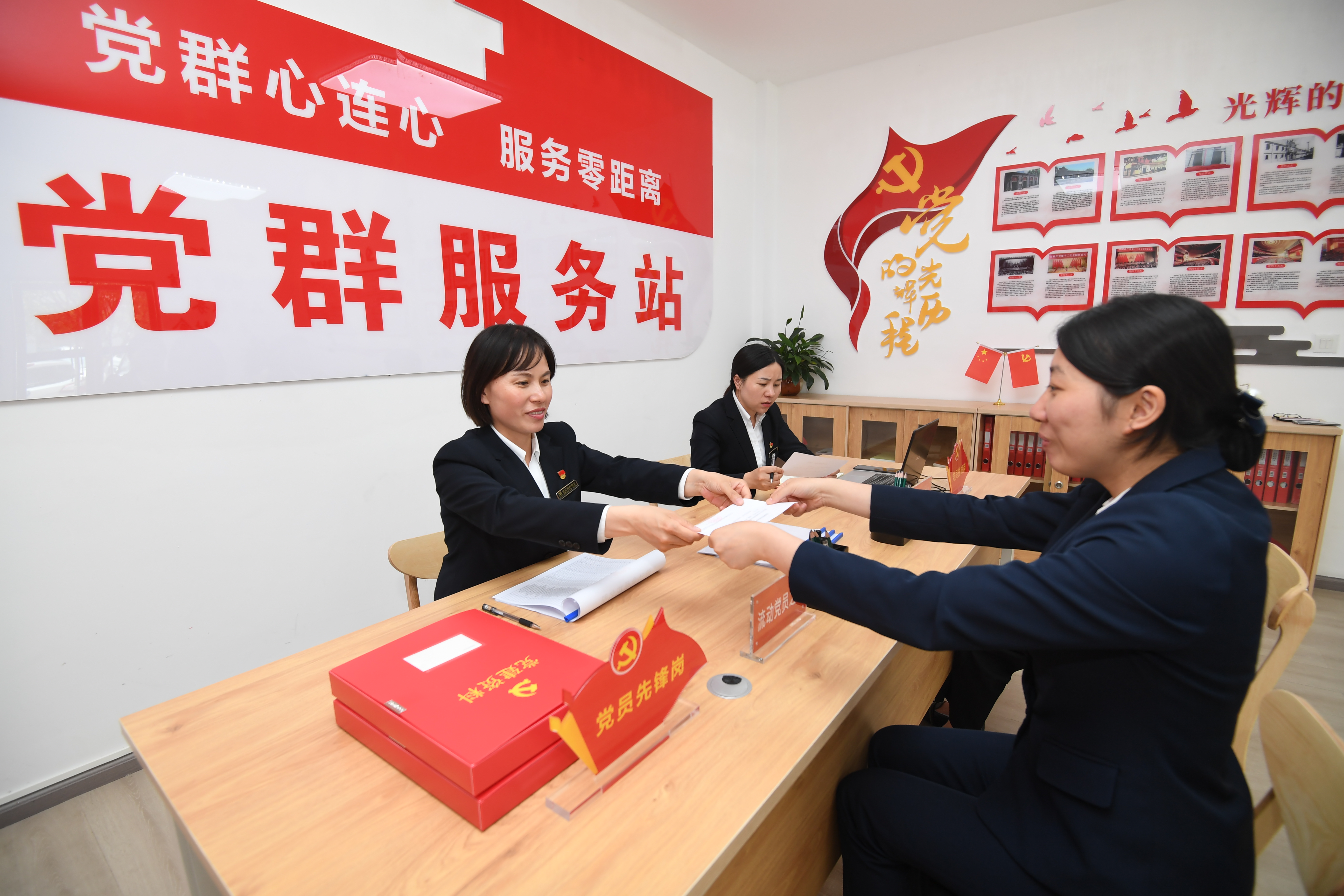 圖為世紀頤和物業(yè)黨群服務站為新入職流動黨員出具流動黨員報到函。母文健 攝.JPG