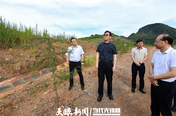 （1）李炳軍在安龍縣萬人洞金礦調(diào)研。.JPG