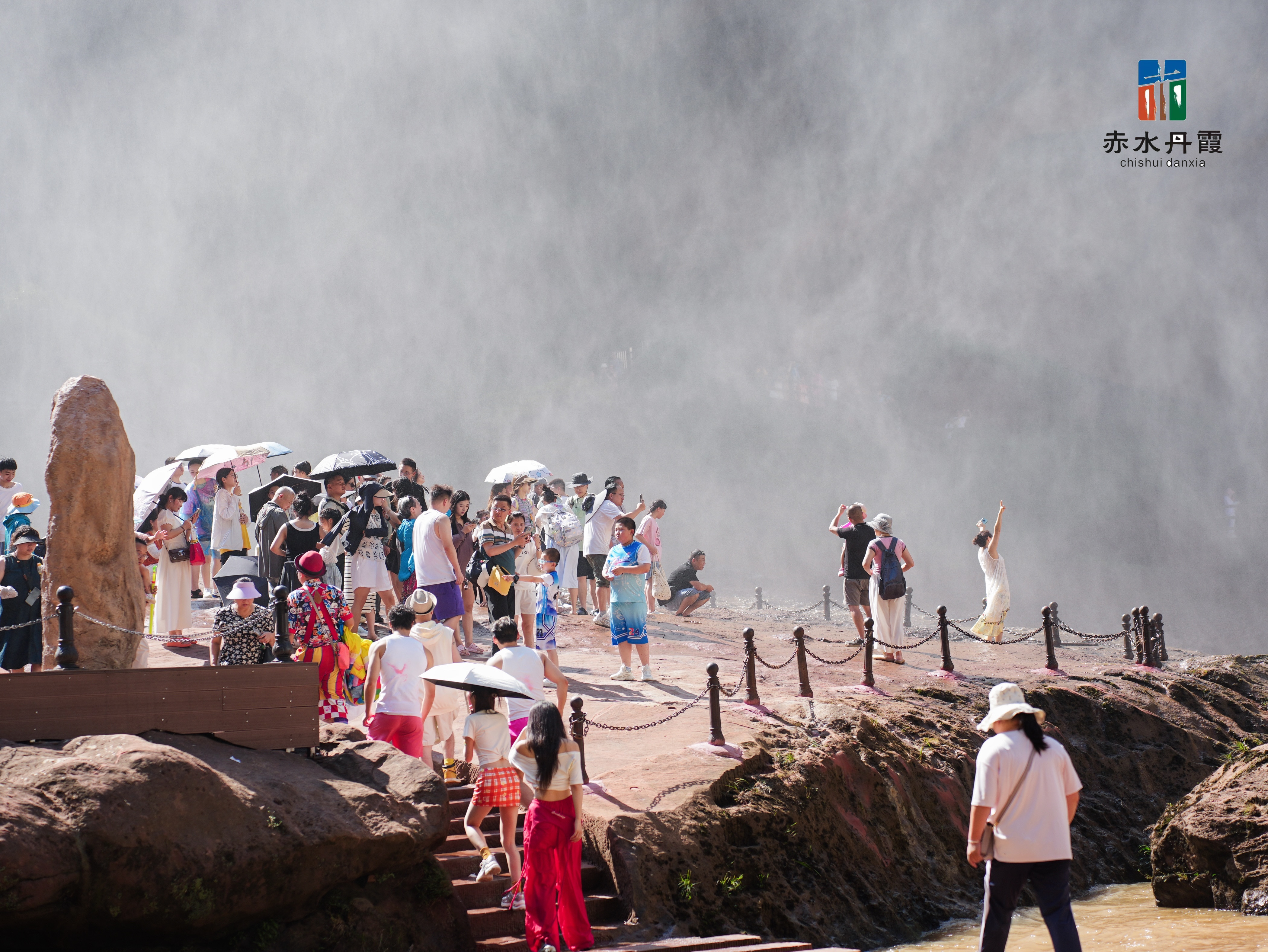 在大瀑布景区游玩的游客（赤水丹霞旅游区供图）.JPG