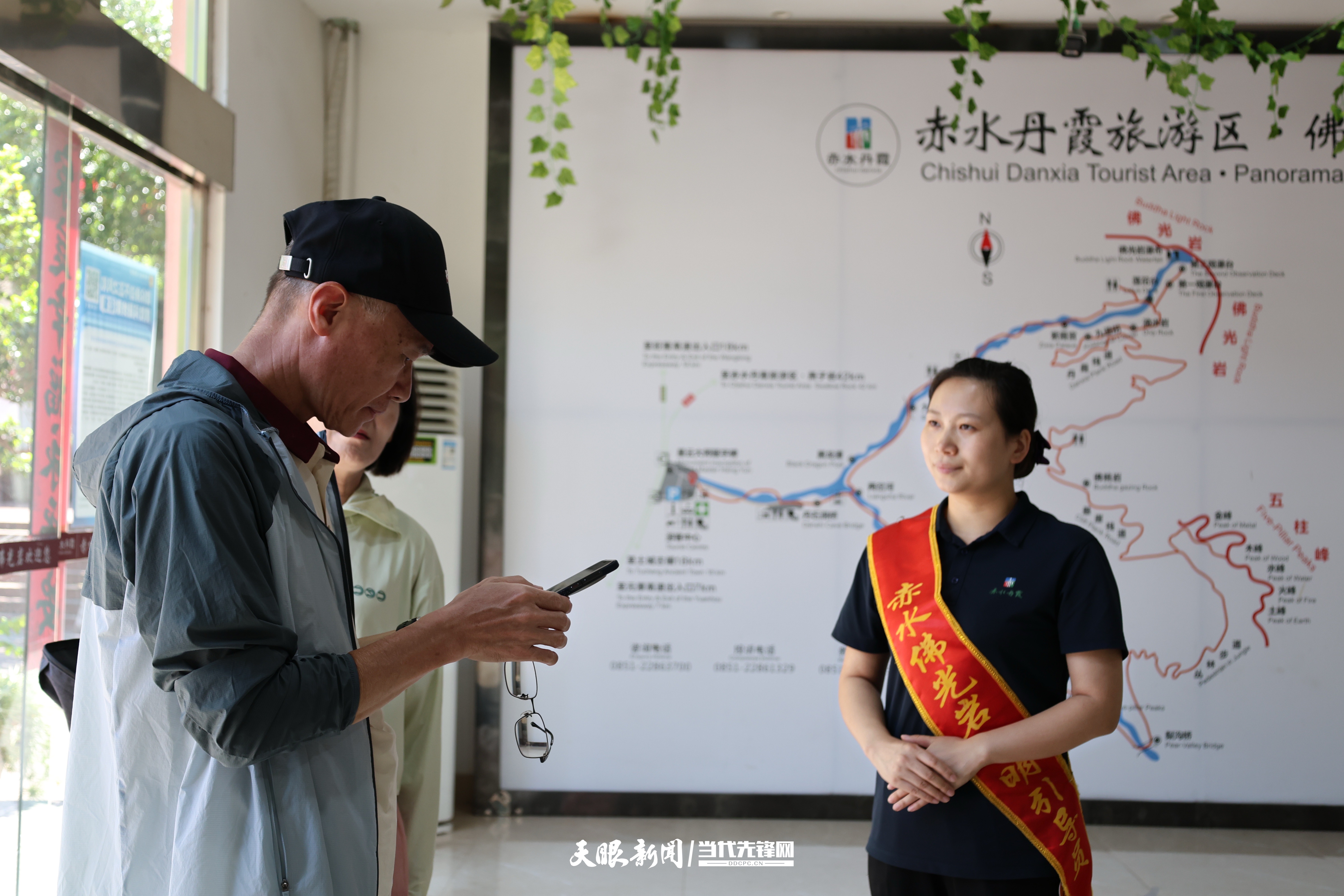 佛光岩景区党员耐心解答游客咨询（程佩佩摄）.JPG