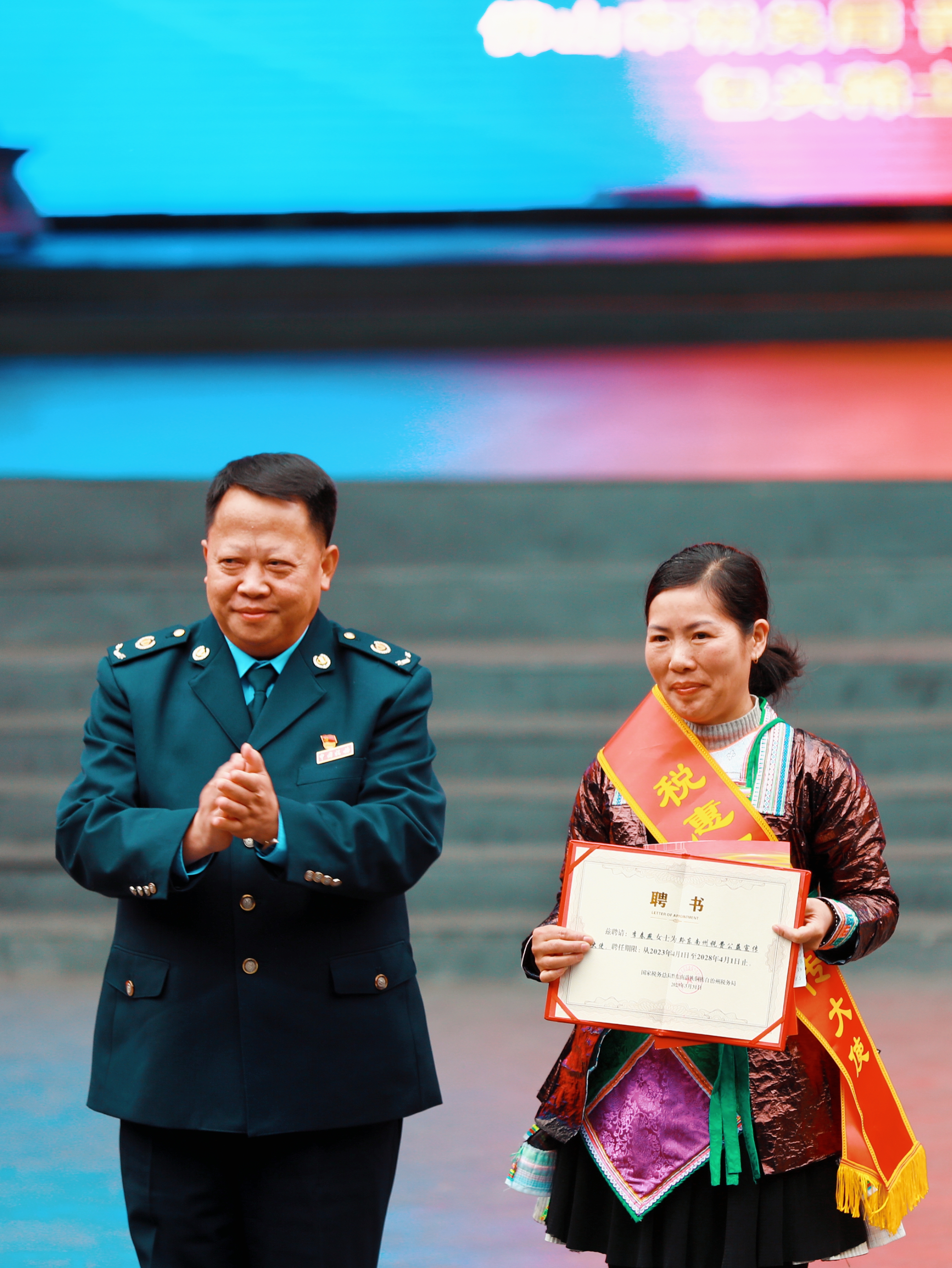 李洪高局長(zhǎng)給李春燕頒發(fā)證書(shū).jpg