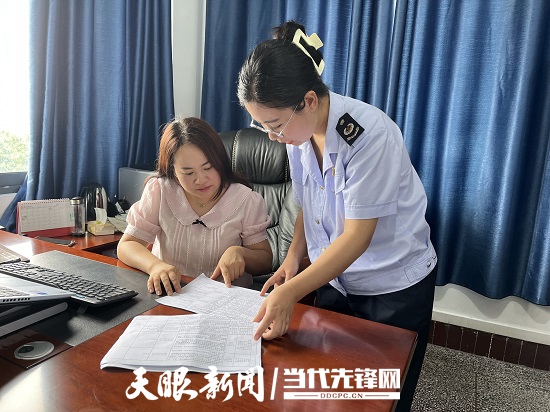 福泉市稅務局工作人員到甕福（集團）有限責任公司宣傳稅費優(yōu)惠政策1.jpg