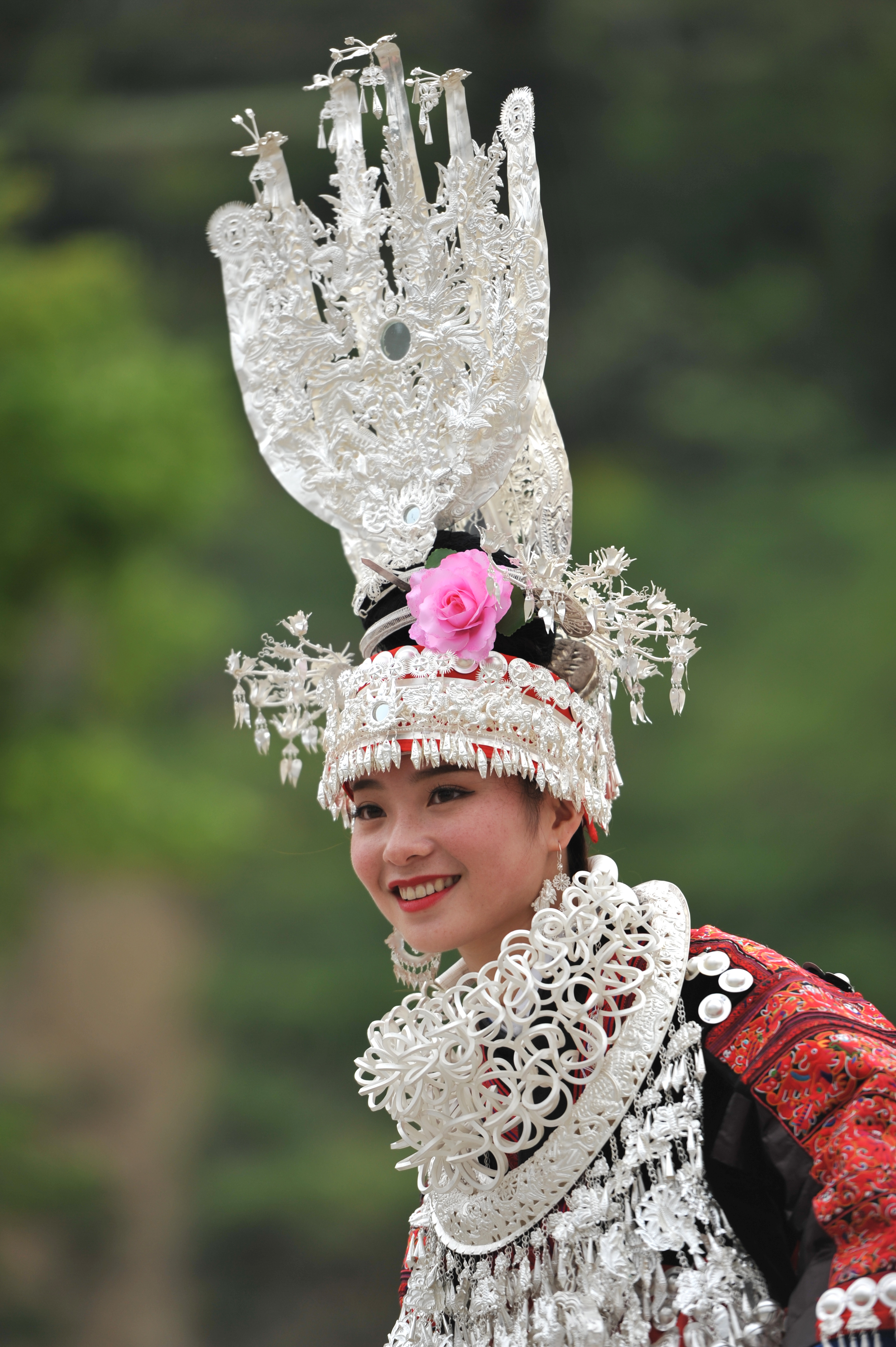 6、苗族女性在家庭中享有較高的地位，女孩的著裝一般顯示著家庭的經濟狀況。這位漂亮的苗族姑娘身上印證了苗族銀飾最基本的三大藝術特征：以大、以重、以多為美。.jpg
