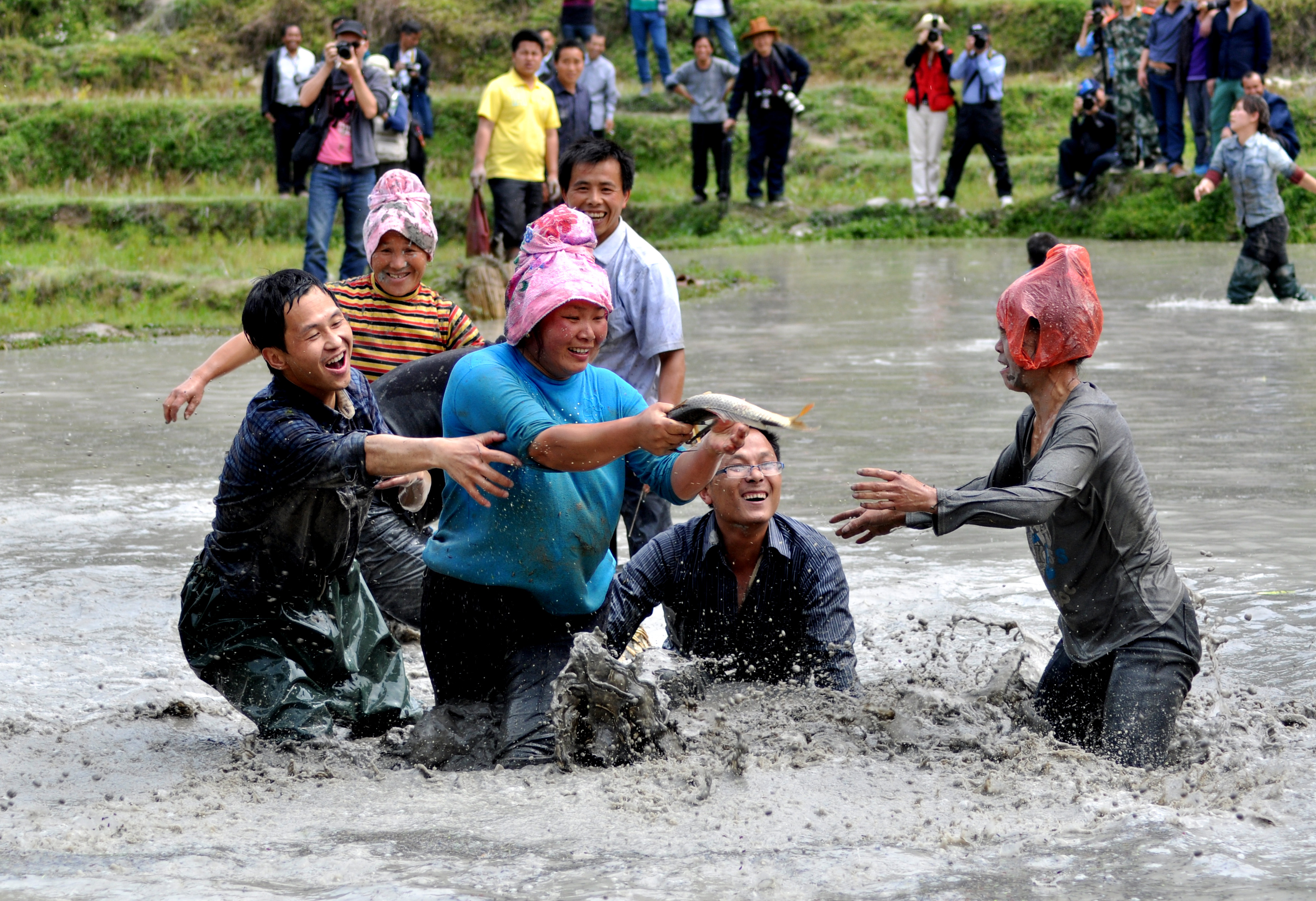 11、這就是當地苗族特有的“老庚摸魚”，不同村寨的苗族男女會以摸魚的方式進行交友、相識。.jpg