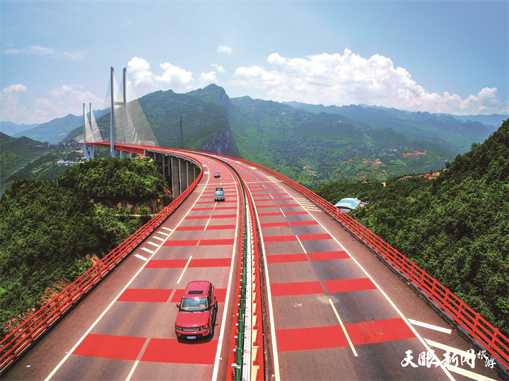 杭瑞高速北盤江大橋引橋胡寨大橋。 龔小勇攝.jpg