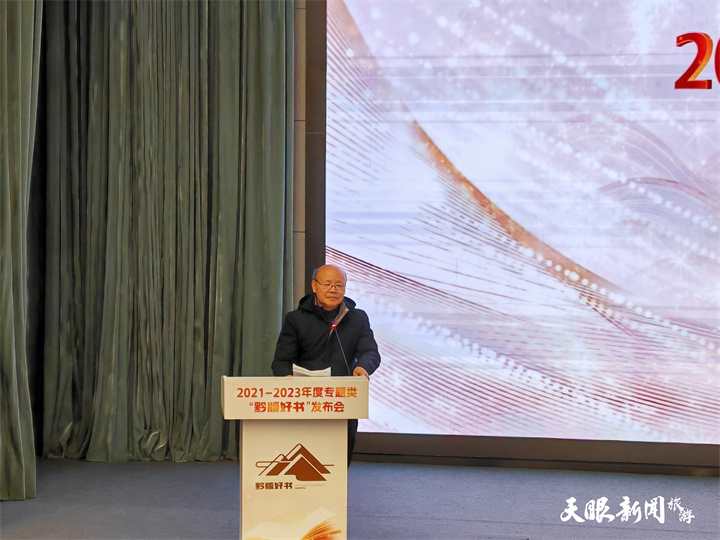 貴州省人大常委會(huì)原副主任、《貴州文庫(kù)》總纂 顧久 作點(diǎn)評(píng).jpg