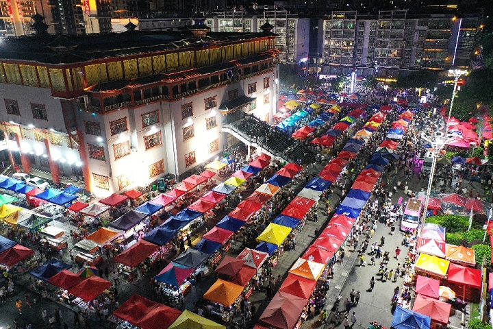 圖為：貴州“村超”足球賽場外的夜市攤位 （楊文舒   攝） - 副本.jpg