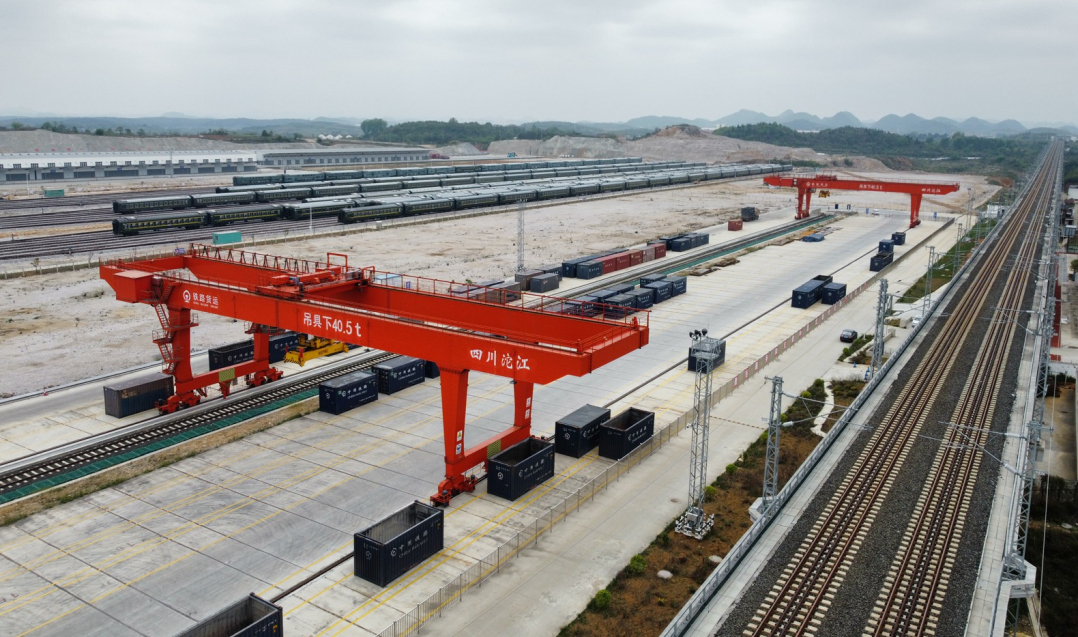 dji_fly_20240406------湖潮貨運(yùn)站位于貴陽樞紐西南角，銜接川黔、黔桂、滬昆等干線，承擔(dān)貴昆至湖林支線客貨到發(fā)和調(diào)車作業(yè)。貴州日報天眼新聞記者 杜朋城 攝影.jpg