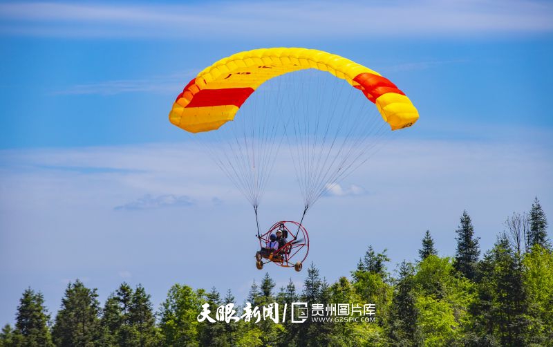 2022年5月3日，游客在貴州省銅仁市萬(wàn)山區(qū)茶店街道森海汽車公園滑翔傘基地體驗(yàn)滑翔傘飛行運(yùn)動(dòng)。（葉順強(qiáng) 攝） (2).jpg