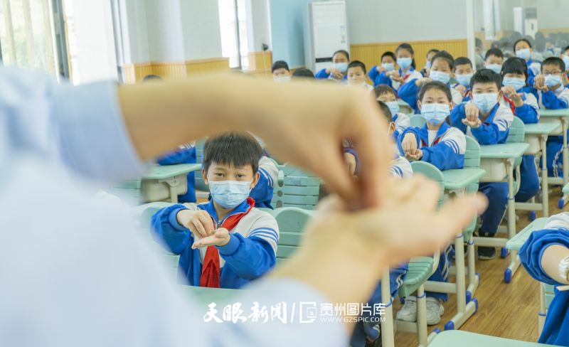 2022年4月7日，貴州省銅仁市萬(wàn)山區(qū)人民醫(yī)院的醫(yī)務(wù)人員在給銅仁市第二十四小學(xué)的學(xué)生講解正確的洗手方法。（葉順強(qiáng) 攝）.jpg