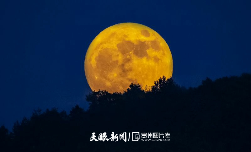 銅仁市萬(wàn)山區(qū)上空“超級(jí)月亮”景觀。（葉順強(qiáng) 攝） .jpg