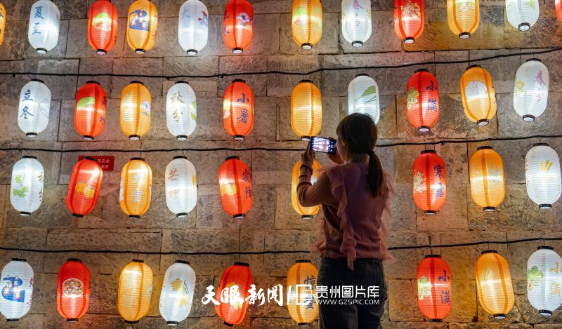 731487-2024年4月8日，游客在貴州省黔西南布依族苗族自治州興義市峰林布依景區(qū)拍照。.jpg