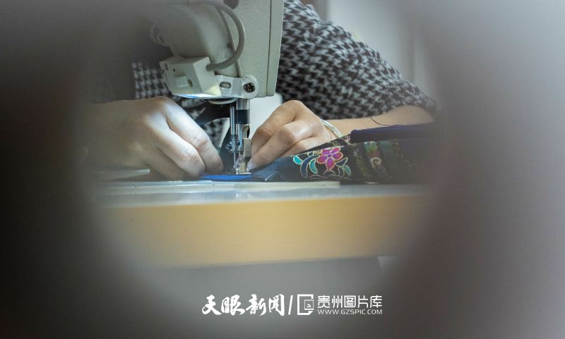 732248-2024年4月9日，貴州省黔西南州望謨縣一家民族服飾加工生產(chǎn)車間內(nèi)，工人在縫制傳統(tǒng)布依族服飾。.jpg