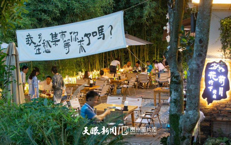 654726-9月8日，游客在貴州省黔西南州興義市萬(wàn)峰林景區(qū)雙生村“鄉(xiāng)愁集市”游玩。.jpg