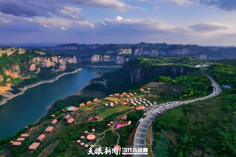 1702031094353596.jpg (第1张图) 黔西化屋村生态旅游蓬勃兴起,度假营地受到游客青睐。袁德志 摄.jpg