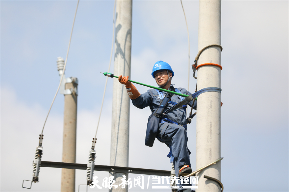 贵州电网公司凯里天柱供电局员工在进行登杆作业（张宇慧 摄 贵州图片库供图）.jpg
