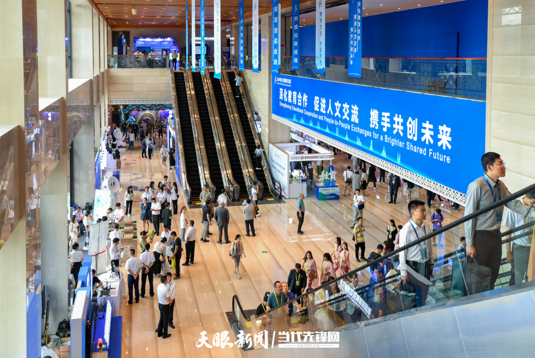 JZS_0277---2024年8月21日，2024中國(guó)-東盟教育交流周在貴陽(yáng)市貴安新區(qū)中國(guó)-東盟教育交流周永久會(huì)址開(kāi)幕。圖為參會(huì)代表步入會(huì)場(chǎng) 貴州日?qǐng)?bào)天眼新聞?dòng)浾?賈智 攝.jpg