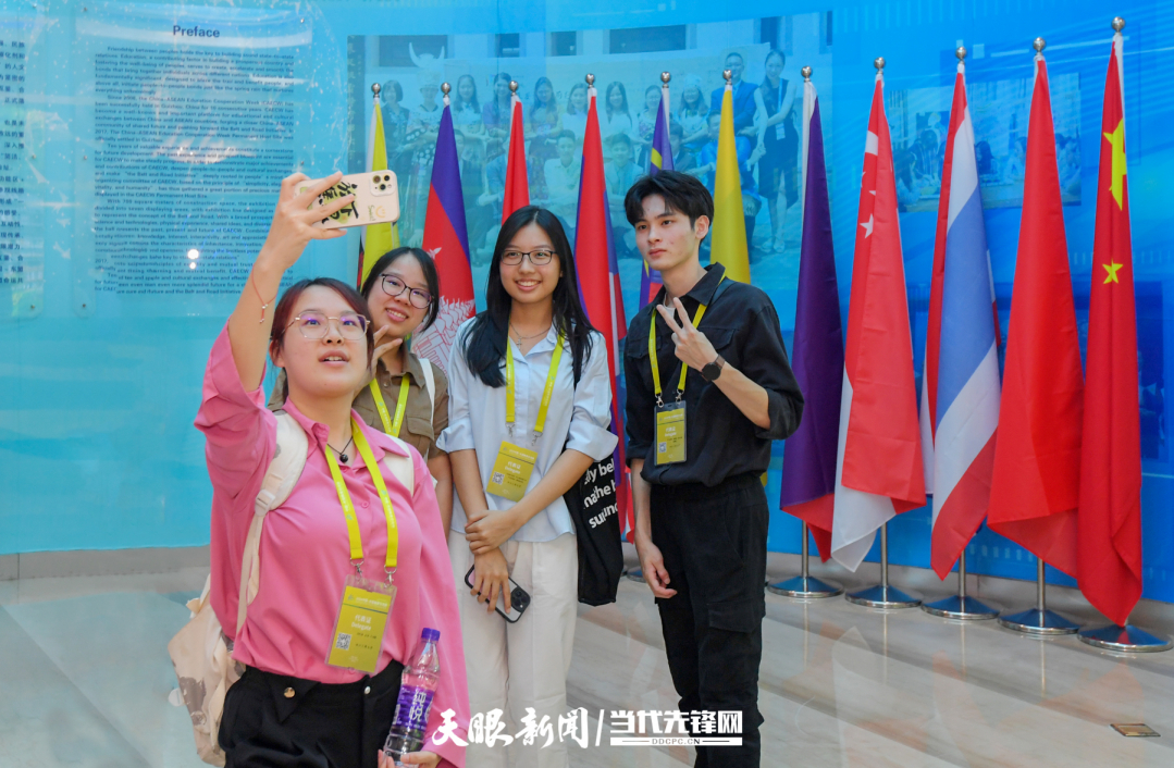 JZS_0258---2024年8月21日，2024中國(guó)-東盟教育交流周在貴陽(yáng)市貴安新區(qū)中國(guó)-東盟教育交流周永久會(huì)址開(kāi)幕。圖為參會(huì)代表合影留念 貴州日?qǐng)?bào)天眼新聞?dòng)浾?賈智 攝.jpg