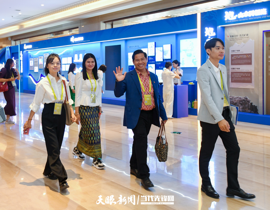 JZS_0556---2024年8月21日，2024中國(guó)-東盟教育交流周在貴陽(yáng)市貴安新區(qū)中國(guó)-東盟教育交流周永久會(huì)址開(kāi)幕。圖為外國(guó)參會(huì)代表走出會(huì)場(chǎng) 貴州日?qǐng)?bào)天眼新聞?dòng)浾?賈智 攝.jpg