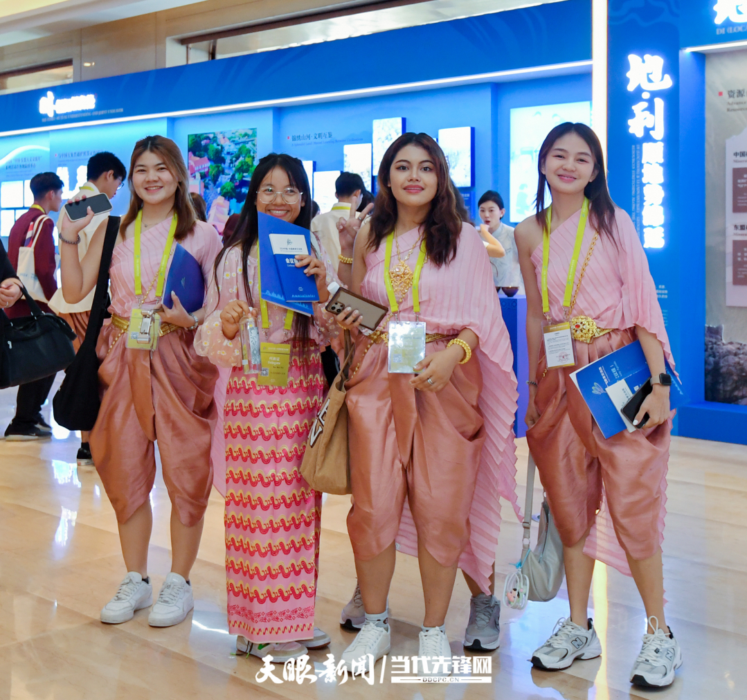JZS_0560---2024年8月21日，2024中國(guó)-東盟教育交流周在貴陽(yáng)市貴安新區(qū)中國(guó)-東盟教育交流周永久會(huì)址開(kāi)幕。圖為參會(huì)的留學(xué)生代表在會(huì)場(chǎng)外拍照打卡 貴州日?qǐng)?bào)天眼新聞?dòng)浾?賈智 攝.jpg