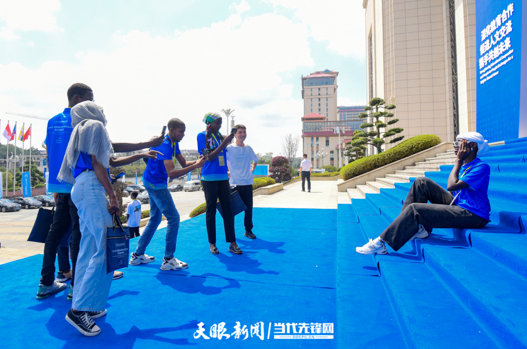 JZS_0521---2024年8月21日，2024中國(guó)-東盟教育交流周在貴陽(yáng)市貴安新區(qū)中國(guó)-東盟教育交流周永久會(huì)址開(kāi)幕。圖為外國(guó)參會(huì)代表在會(huì)址前拍照打卡 貴州日?qǐng)?bào)天眼新聞?dòng)浾?賈智 攝.jpg