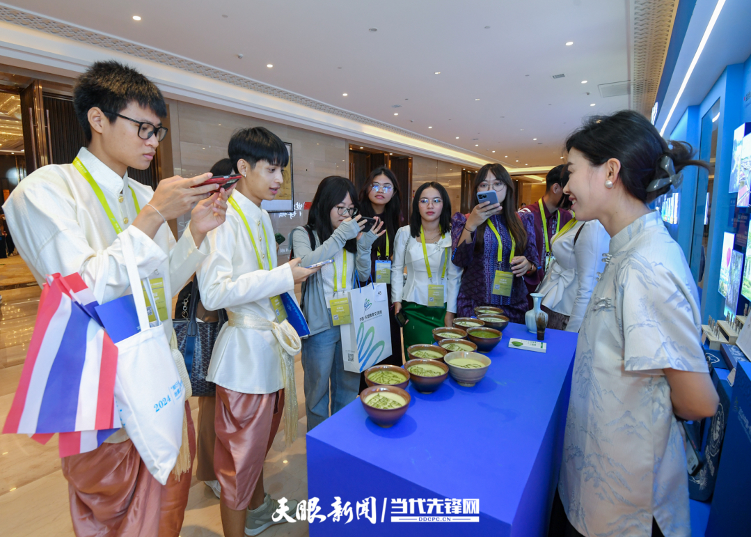 JZS_0569---2024年8月21日，2024中國(guó)-東盟教育交流周在貴陽(yáng)市貴安新區(qū)中國(guó)-東盟教育交流周永久會(huì)址開(kāi)幕。圖為參會(huì)的留學(xué)生在會(huì)場(chǎng)外參觀了解非遺藝術(shù)品 貴州日?qǐng)?bào)天眼新聞?dòng)浾?賈智 攝.jpg