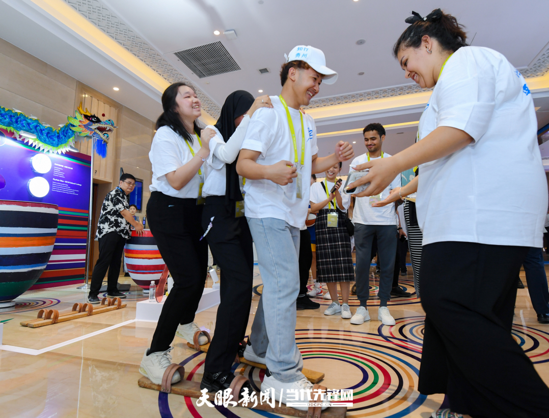 JZS_0535---2024年8月21日，2024中國(guó)-東盟教育交流周在貴陽(yáng)市貴安新區(qū)中國(guó)-東盟教育交流周永久會(huì)址開(kāi)幕。圖為外國(guó)參會(huì)代表體驗(yàn)?zāi)景逵螒?貴州日?qǐng)?bào)天眼新聞?dòng)浾?賈智 攝.jpg