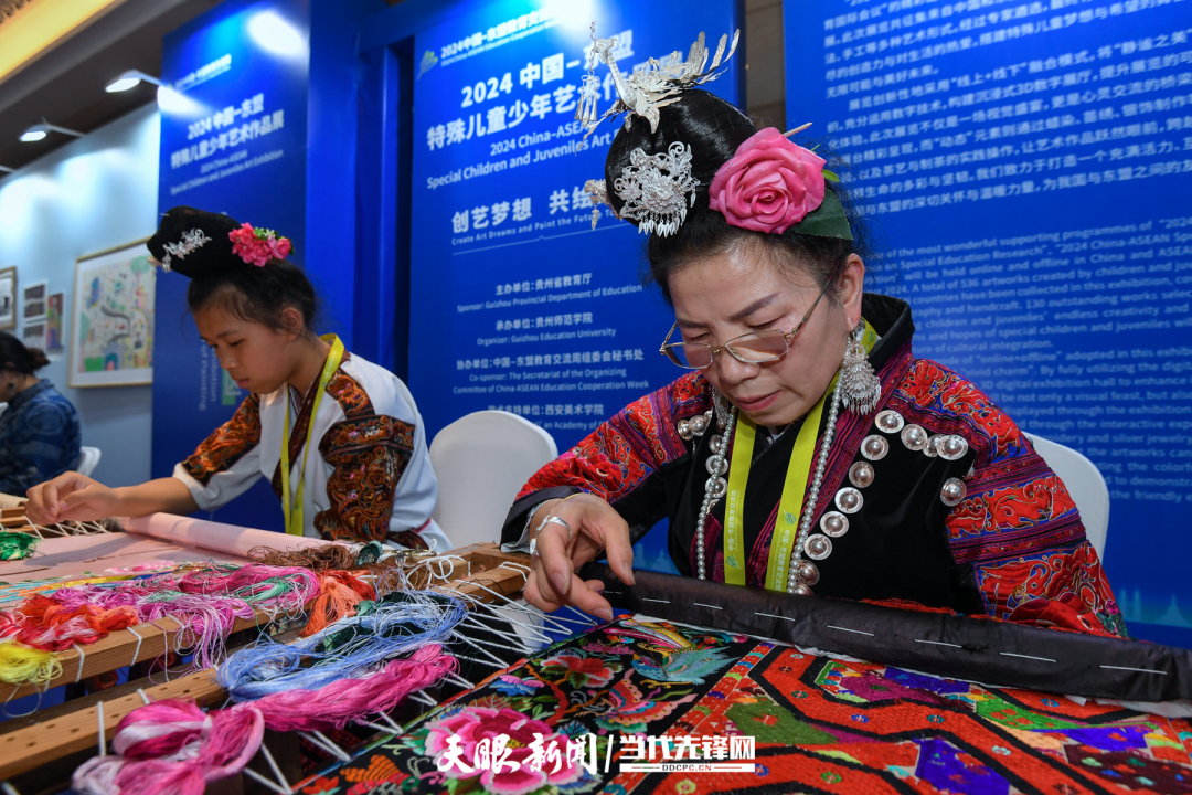 JZS_0493---2024年8月21日，2024中國(guó)-東盟教育交流周在貴陽(yáng)市貴安新區(qū)中國(guó)-東盟教育交流周永久會(huì)址開(kāi)幕。圖為2024年中國(guó)-東盟特殊兒童少年藝術(shù)作品展現(xiàn)場(chǎng)手藝人正在制作苗繡 貴州日?qǐng)?bào)天眼新聞?dòng)?jpg