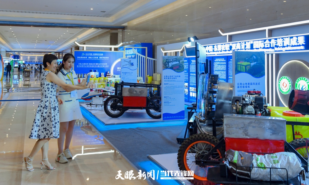 JZS_0617---2024年8月21日，2024中國(guó)-東盟教育交流周在貴陽(yáng)市貴安新區(qū)中國(guó)-東盟教育交流周永久會(huì)址開(kāi)幕。圖為參會(huì)代表參觀了解中國(guó)—東盟農(nóng)職“雙高計(jì)劃”國(guó)際合作培訓(xùn)成果 貴州日?qǐng)?bào)天眼新聞.jpg