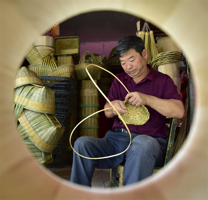 盤州市雙鳳古鎮(zhèn)董國(guó)良師傅正在編織　　　呂文春攝影－－18285825588－－ＱＱ346972934.JPG
