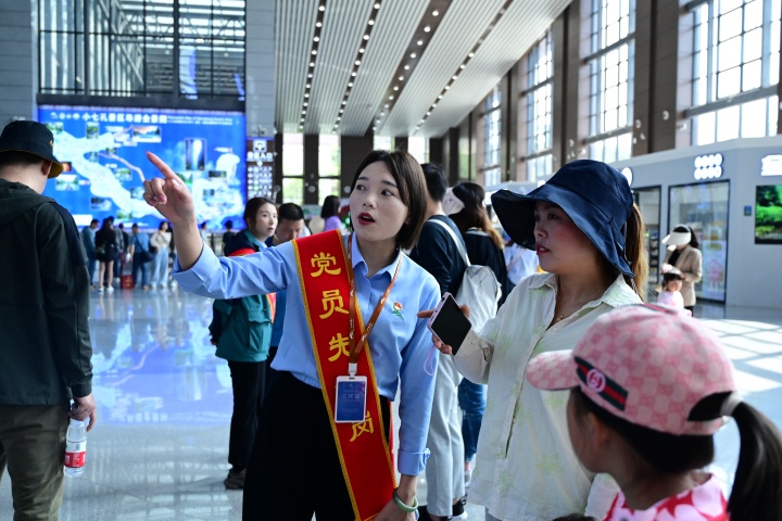黨員志愿者在景區(qū)一線服務游客_副本.jpg
