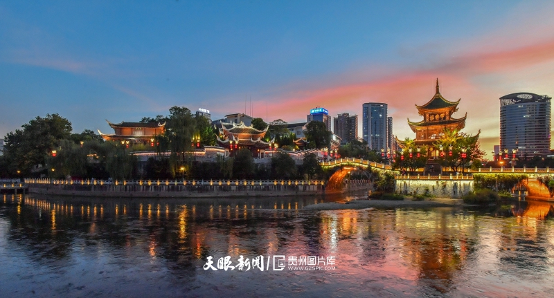 388999-9月3日傍晚時分，貴州省貴陽市甲秀樓景區(qū)呈現(xiàn)美麗的晚霞。.jpg