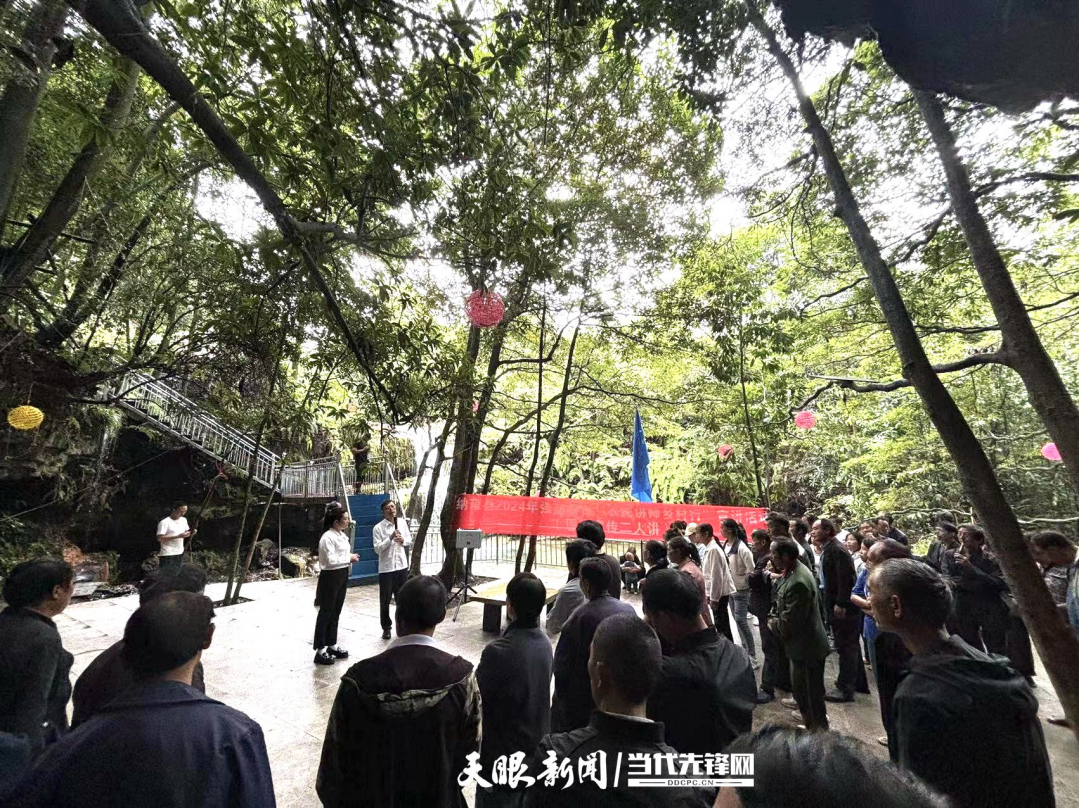 農(nóng)民講師在納雍縣羊場鄉(xiāng)曾底壩村講環(huán)境衛(wèi)生政策_(dá)副本.jpg