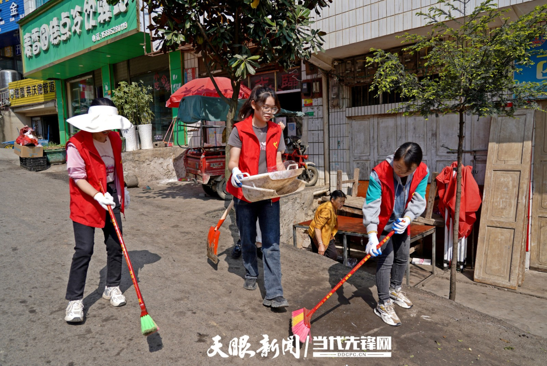 納雍縣巾幗服務(wù)隊(duì)打掃環(huán)境衛(wèi)生。楊英攝_副本.jpg