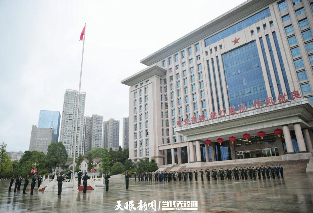 圖為省軍區(qū)機關(guān)國慶節(jié)升國旗儀式現(xiàn)場。凌方藝 攝.jpg