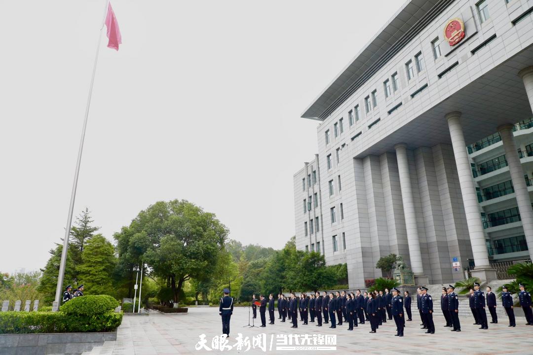 圖為省檢察院機關(guān)國慶節(jié)升國旗儀式現(xiàn)場。粟龍羿 攝.jpg
