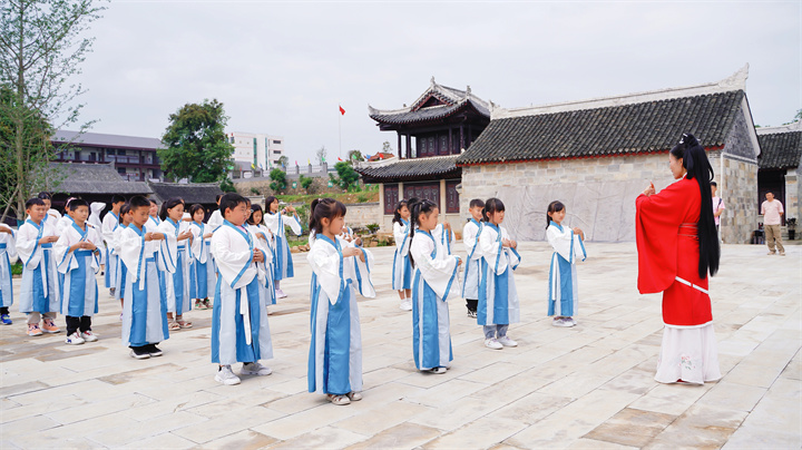 感受莊嚴(yán)、肅穆的“拜師禮”儀式。.jpg